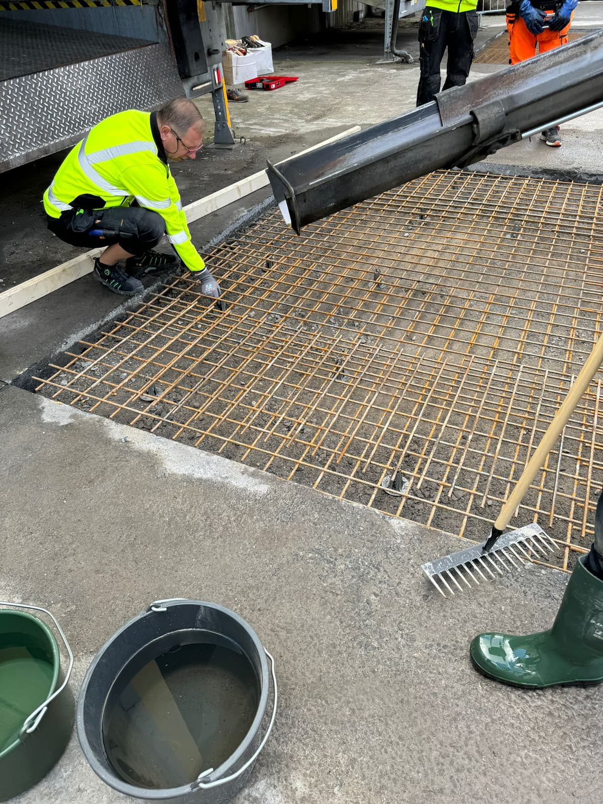 Arbetare vid armering och betonggjutning