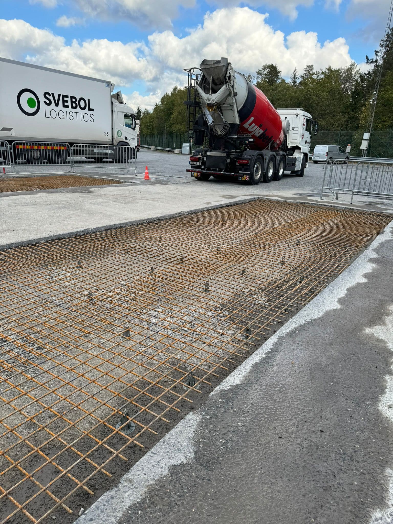 Armering och betongbil vid gjutning