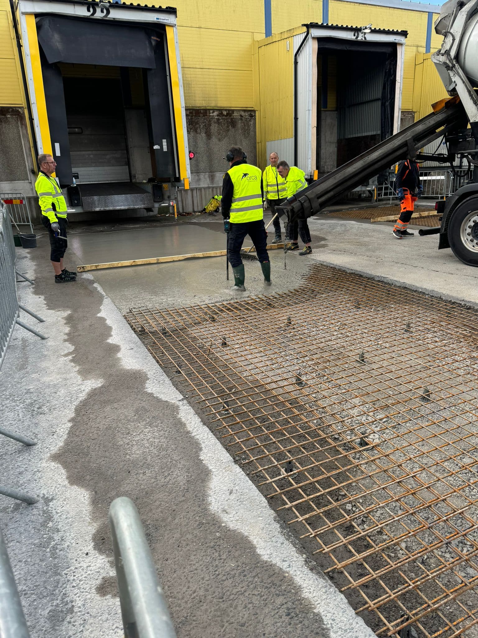 Acron Group team utför betonggjutning