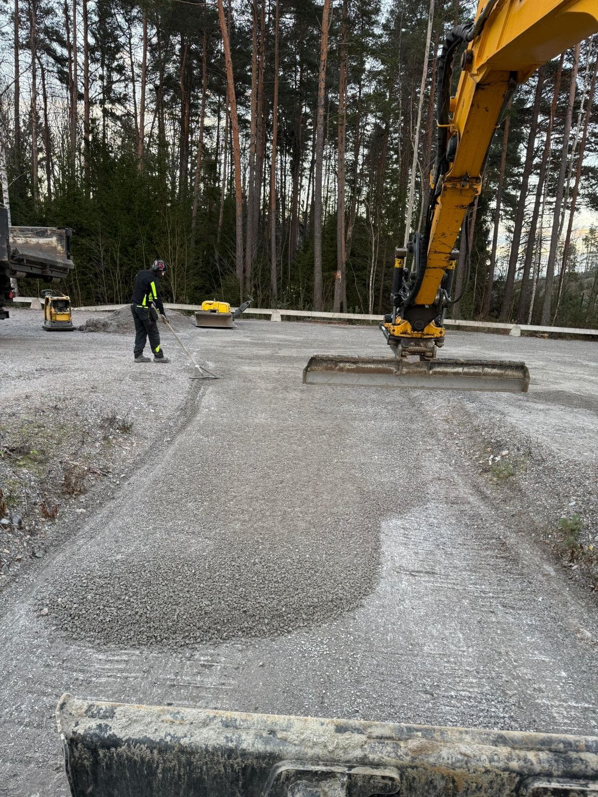 Grävmaskin vid markarbeten och grusplanering